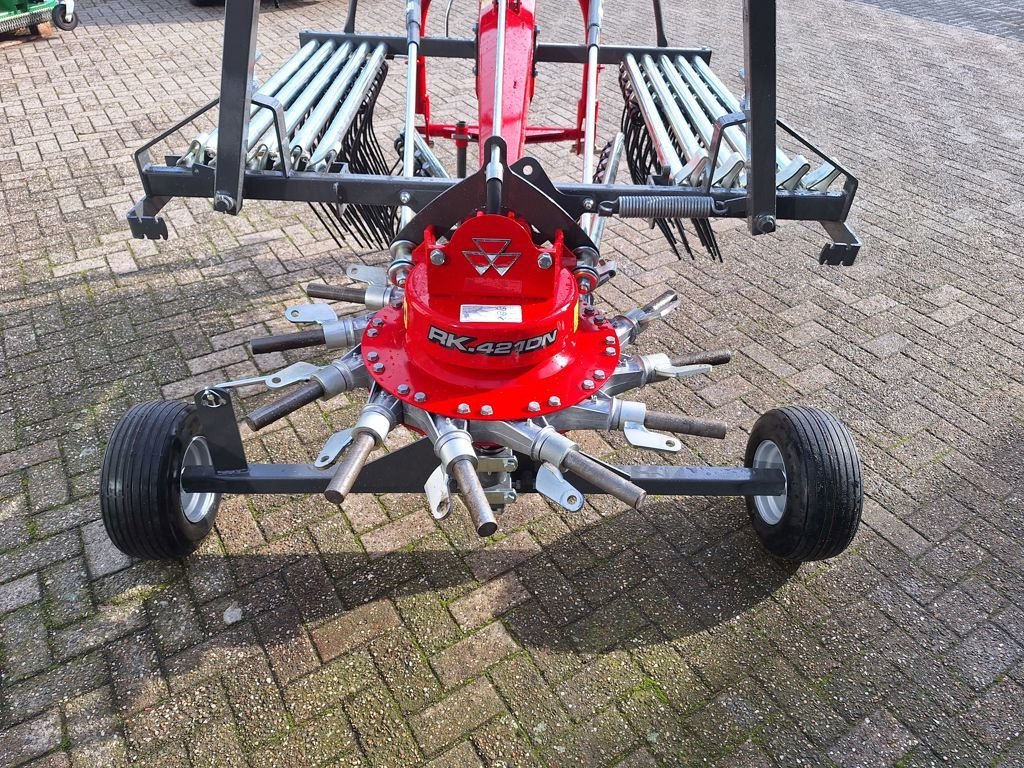 Schwader des Typs Massey Ferguson RK 421-DN, Neumaschine in MARIENHEEM (Bild 5)