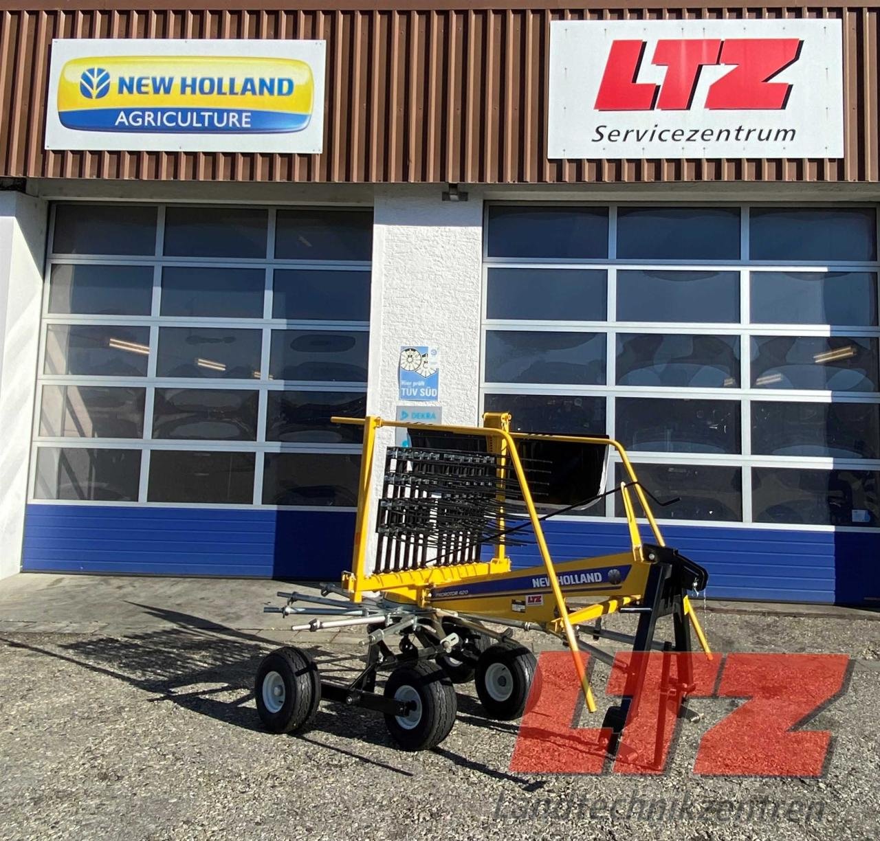 Schwader des Typs New Holland ProRotor 420, Neumaschine in Ampfing (Bild 1)