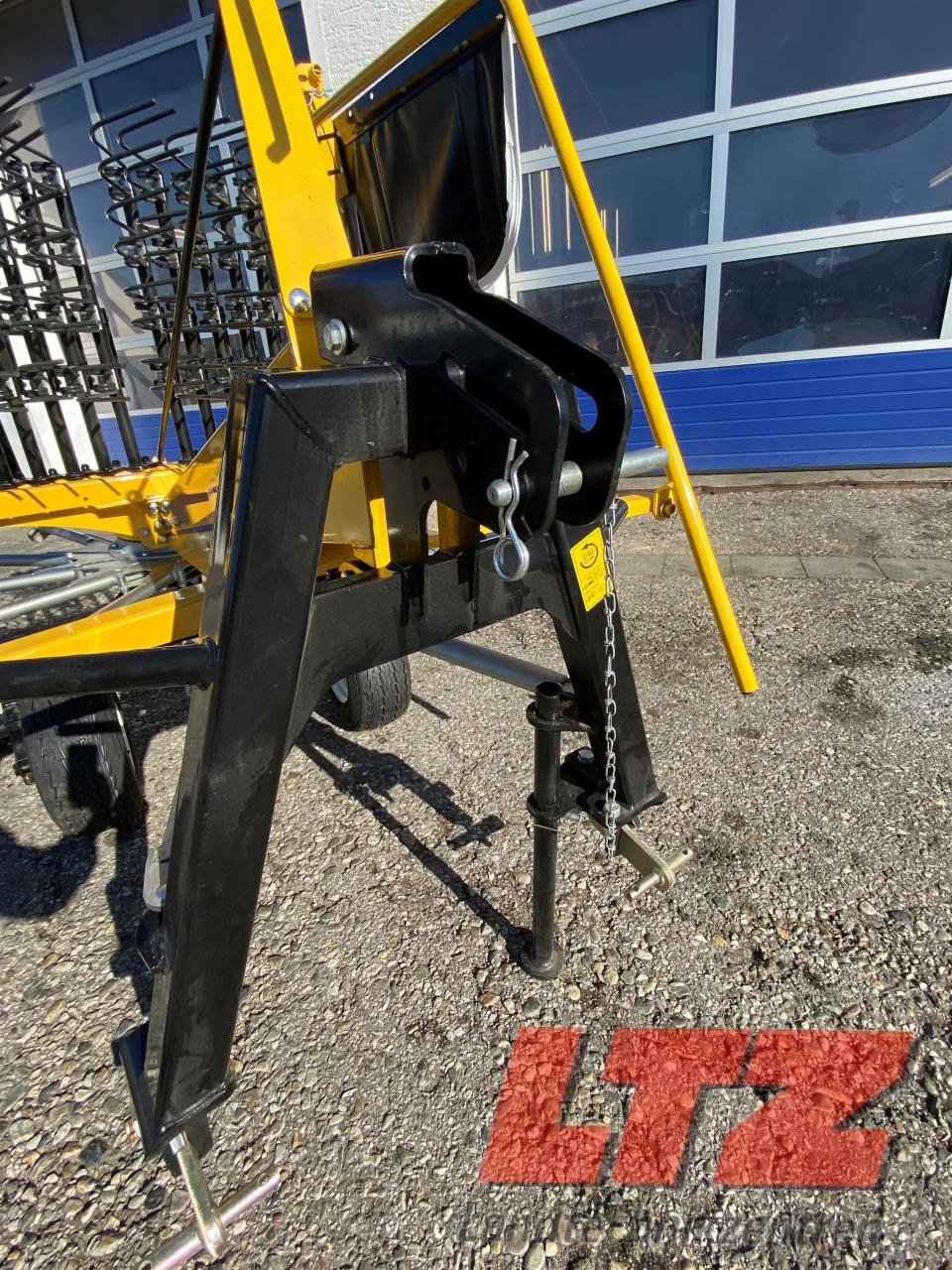 Schwader des Typs New Holland ProRotor 420, Neumaschine in Ampfing (Bild 5)