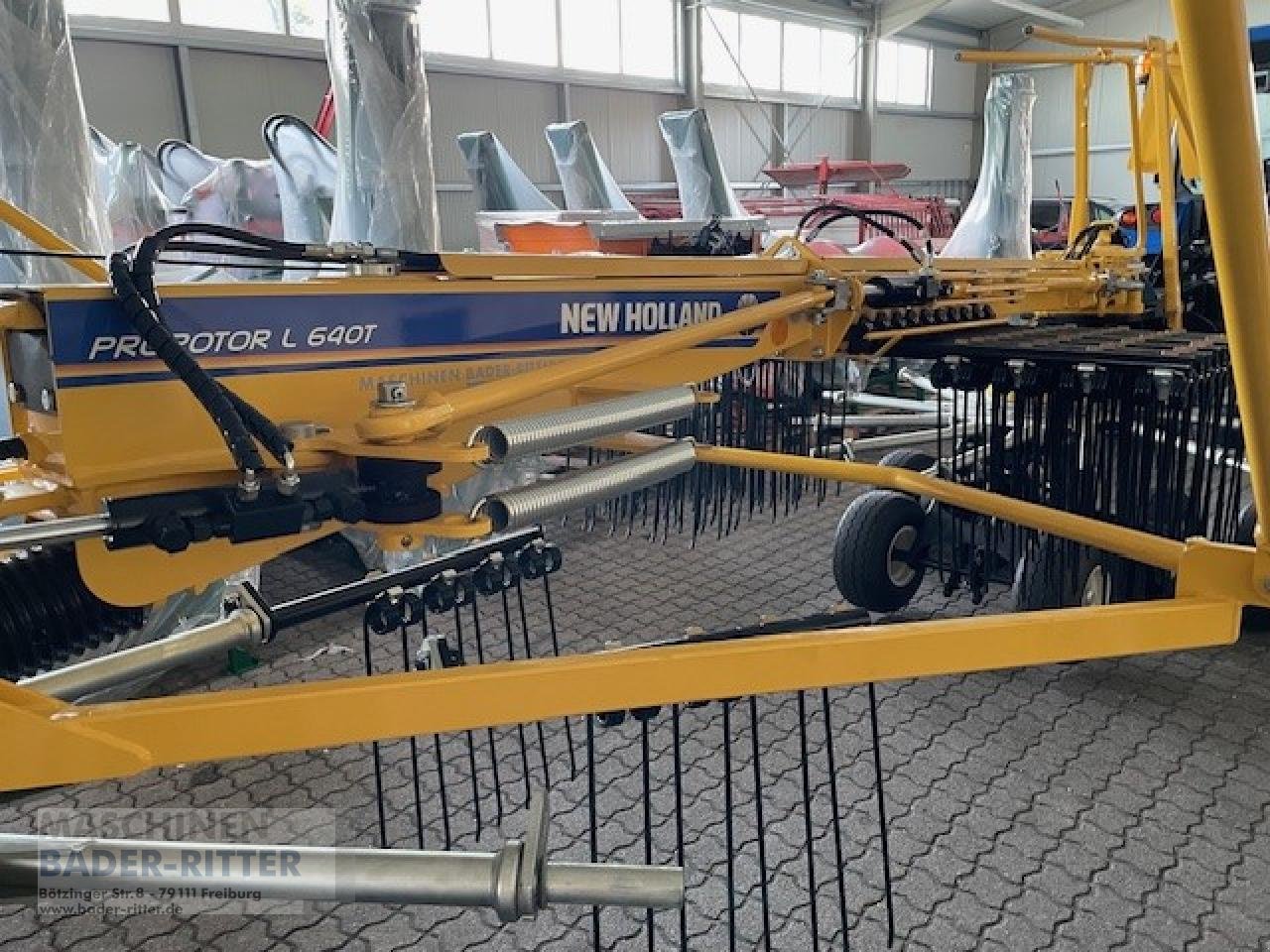 Schwader des Typs New Holland ProRotor L640T, Neumaschine in Freiburg (Bild 3)