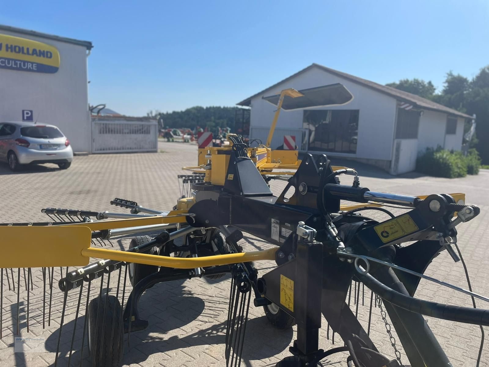 Schwader des Typs New Holland Prorotor L640T, Neumaschine in Erlbach (Bild 4)