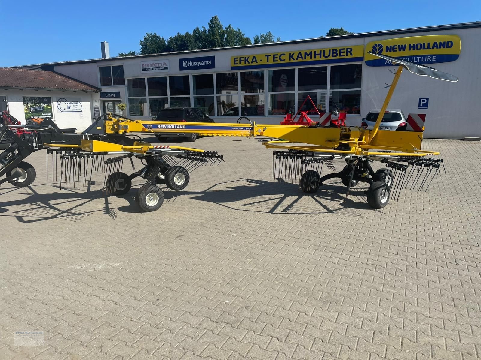 Schwader des Typs New Holland Prorotor L640T, Neumaschine in Erlbach (Bild 1)