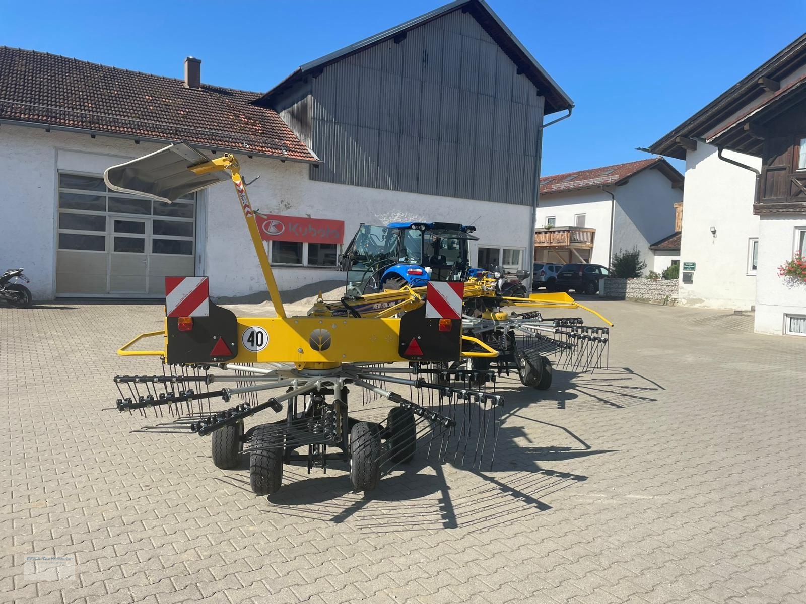 Schwader des Typs New Holland Prorotor L640T, Neumaschine in Erlbach (Bild 2)