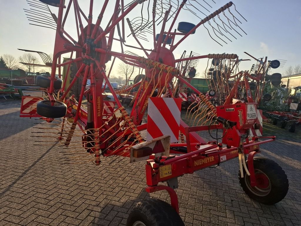 Schwader del tipo Niemeyer TWIN 850-VS, Gebrauchtmaschine In MARIENHEEM (Immagine 4)