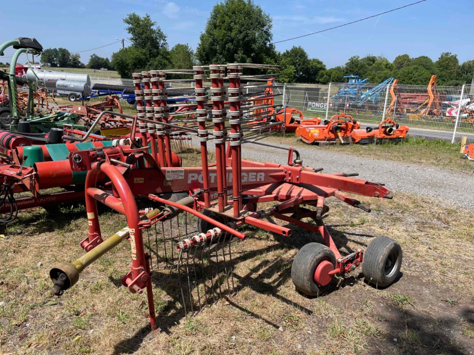 Schwader of the type Pöttinger Andaineur TOP 420 N Pöttinger, Gebrauchtmaschine in LA SOUTERRAINE (Picture 7)