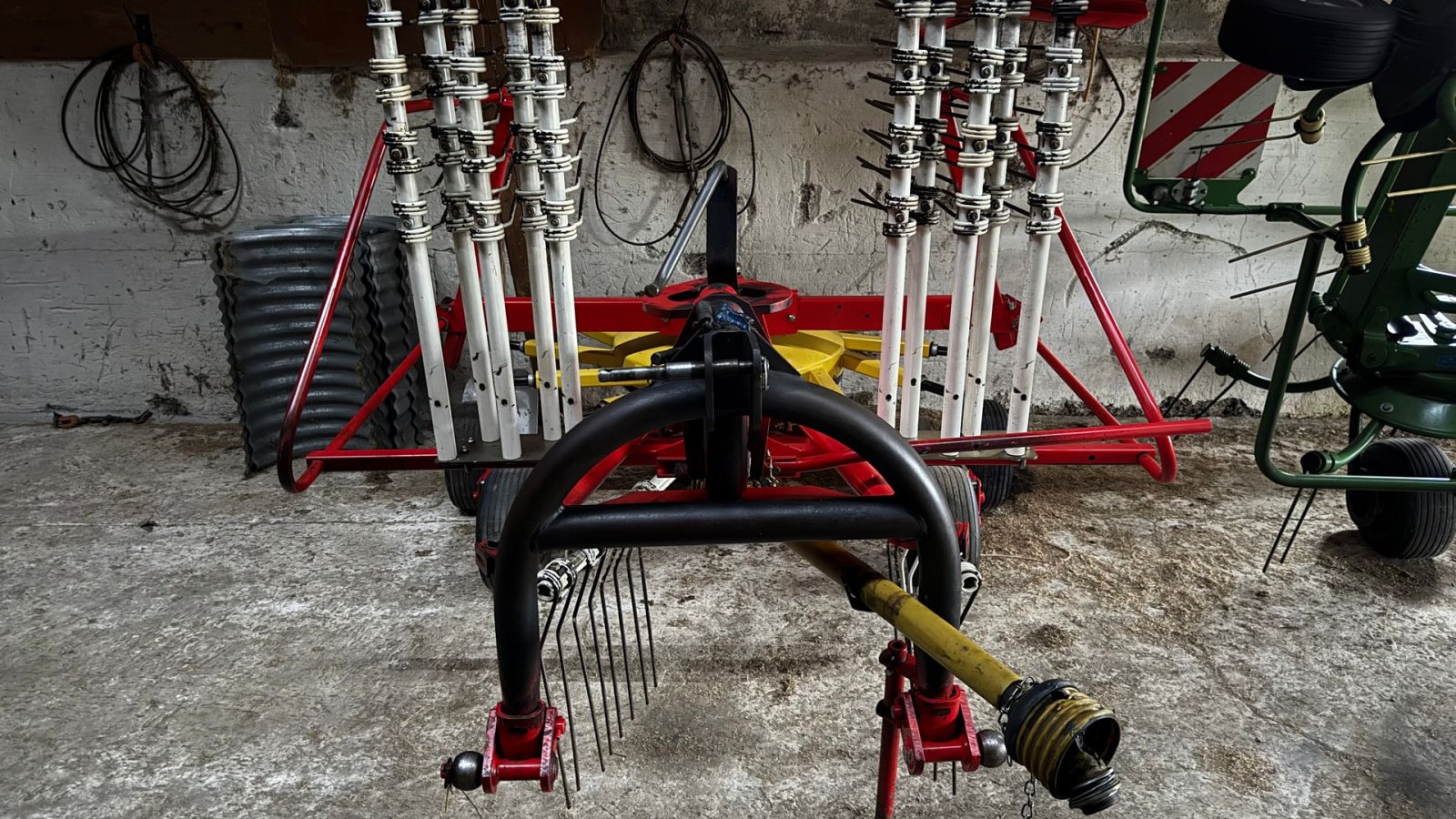 Schwader des Typs Pöttinger Eurotop 421N, Gebrauchtmaschine in Gjerlev J. (Bild 2)