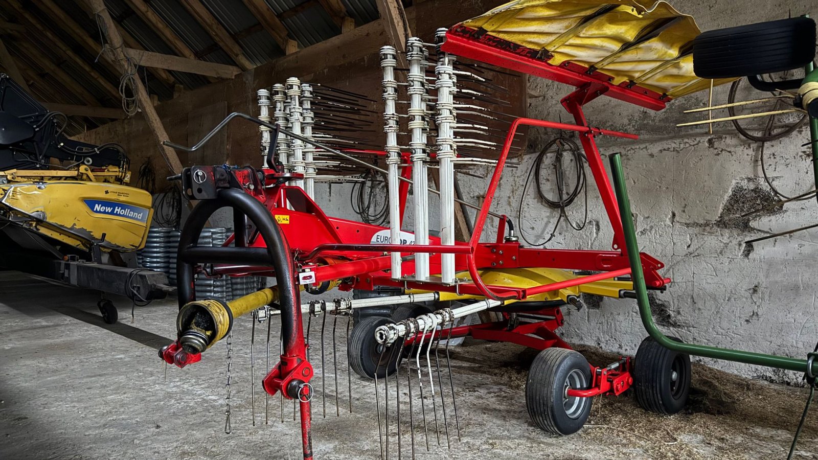 Schwader des Typs Pöttinger Eurotop 421N, Gebrauchtmaschine in Gjerlev J. (Bild 1)