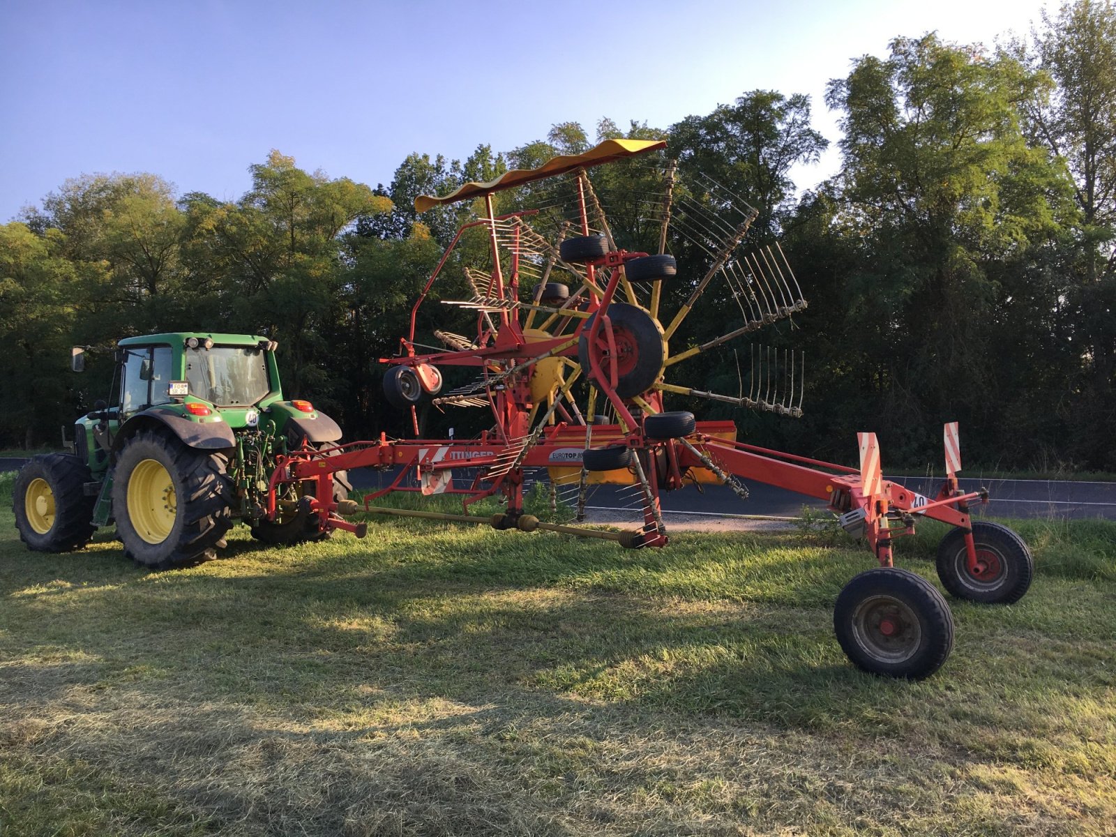 Schwader des Typs Pöttinger Eurotop 801 Multitast, Gebrauchtmaschine in Neunkirchen am Brand (Bild 2)
