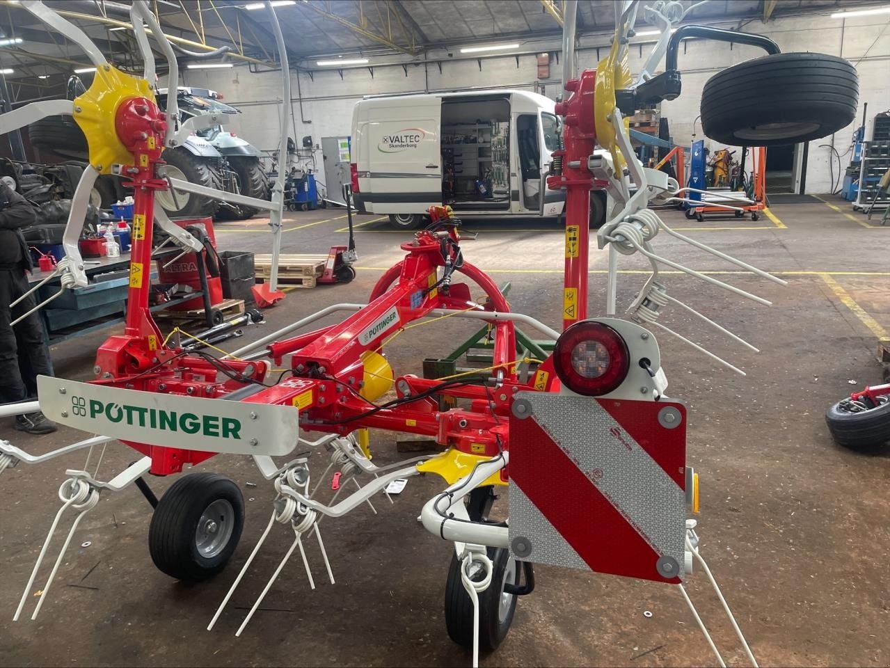 Schwader des Typs Pöttinger HIT 4.54, Gebrauchtmaschine in Skanderborg (Bild 4)
