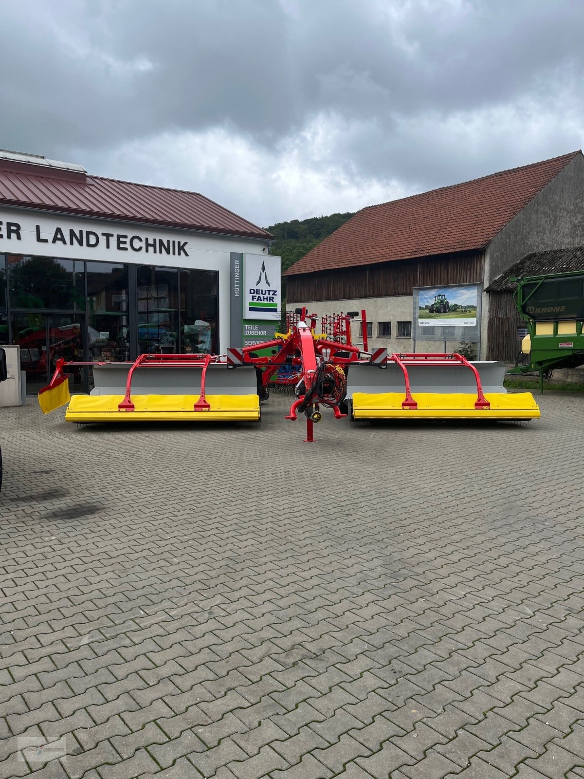 Schwader des Typs Pöttinger Mergento VT 9220, Neumaschine in Treuchtlingen (Bild 3)