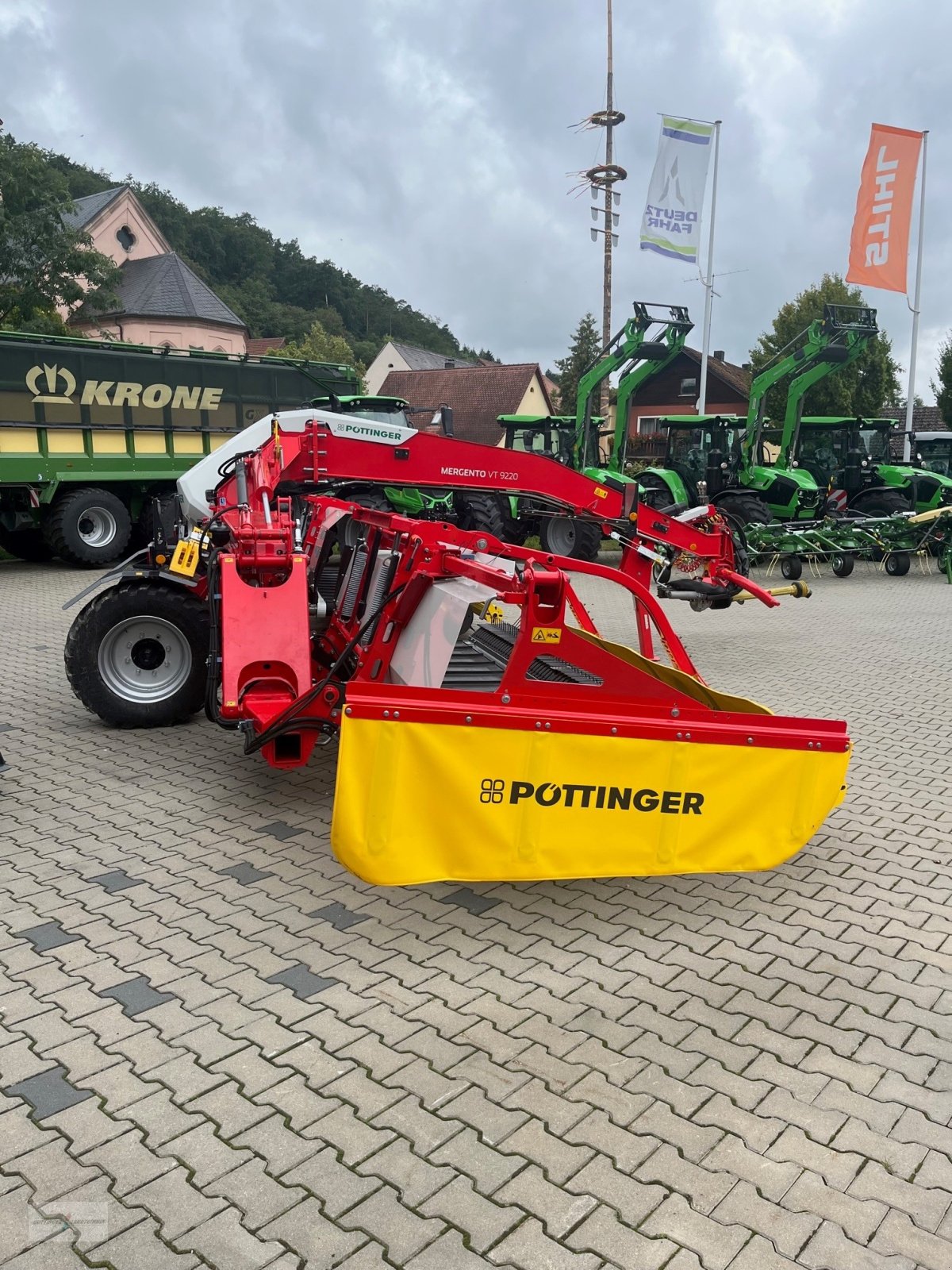 Schwader des Typs Pöttinger Mergento VT 9220, Neumaschine in Treuchtlingen (Bild 7)