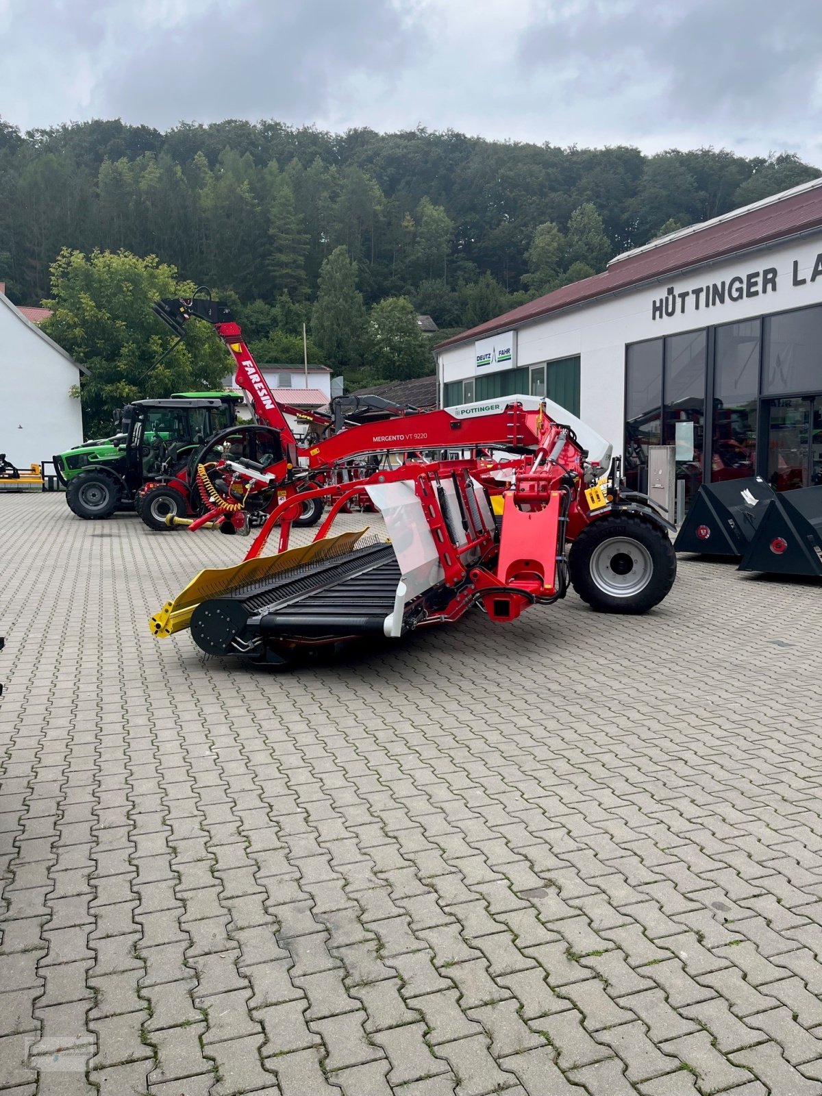 Schwader des Typs Pöttinger Mergento VT 9220, Neumaschine in Treuchtlingen (Bild 8)