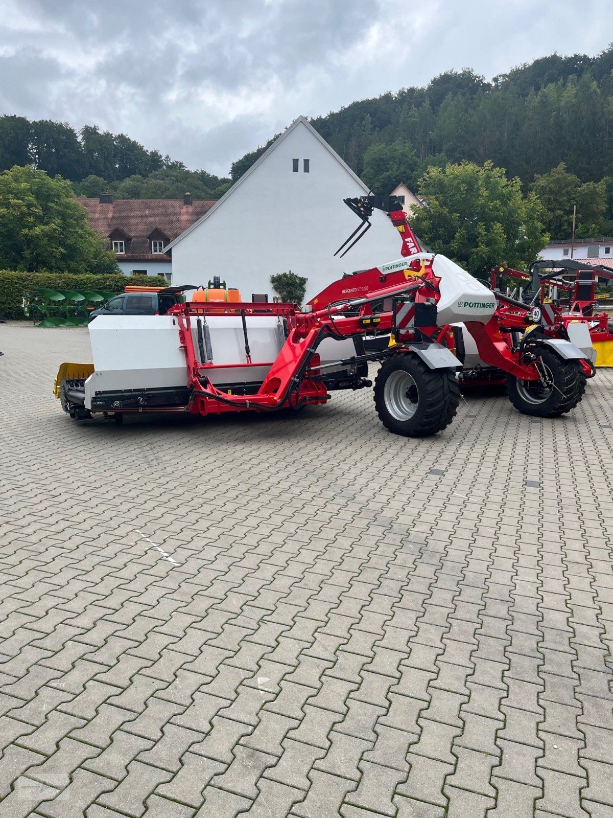 Schwader des Typs Pöttinger Mergento VT 9220, Neumaschine in Treuchtlingen (Bild 11)