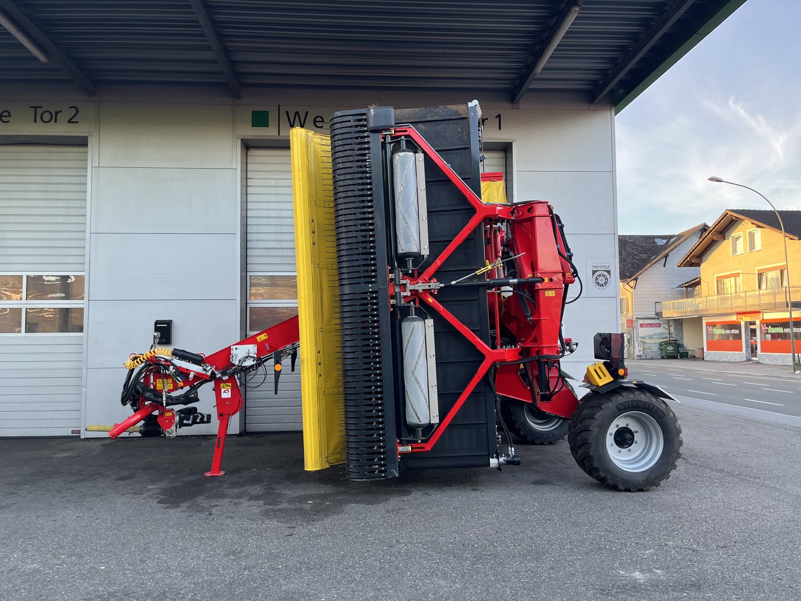 Schwader des Typs Pöttinger Mergento VT 9220, Neumaschine in Frastanz (Bild 1)