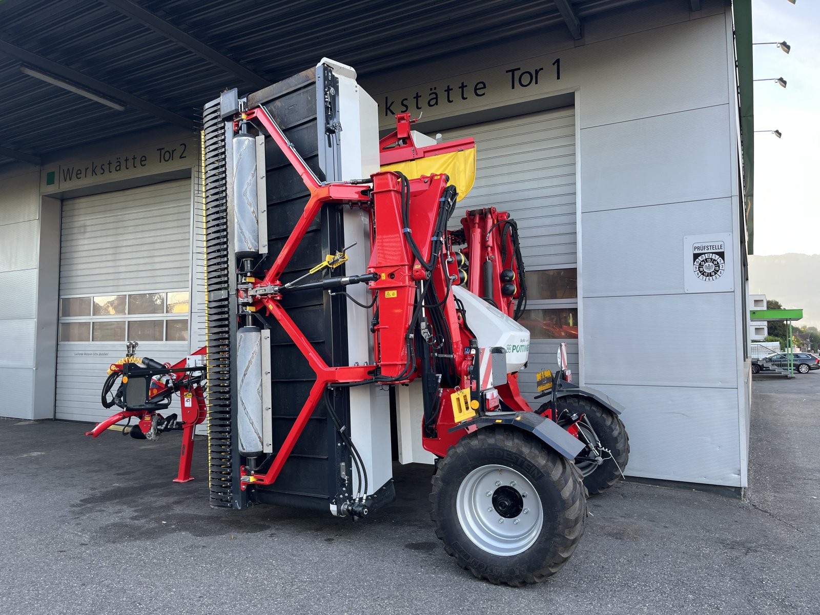 Schwader des Typs Pöttinger Mergento VT 9220, Neumaschine in Frastanz (Bild 4)