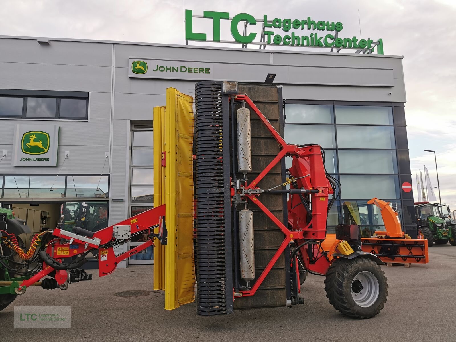 Schwader van het type Pöttinger Mergento VT 9220, Vorführmaschine in Redlham (Foto 8)