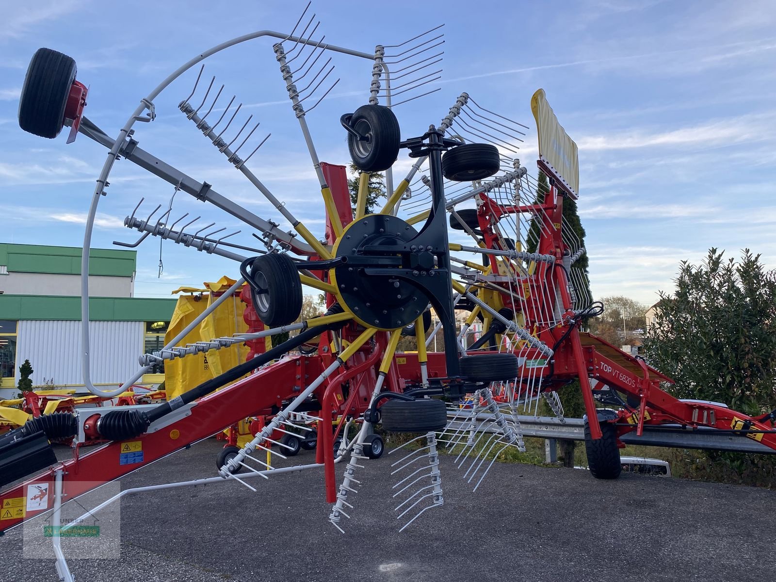 Schwader des Typs Pöttinger Schwadkreisel TOP VT 6820 S, Neumaschine in Wartberg (Bild 2)