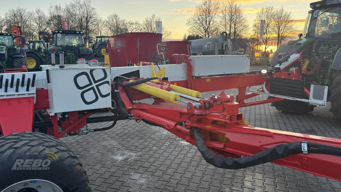 Schwader of the type Pöttinger TOP 1252 C, Neumaschine in Aurich (Picture 12)