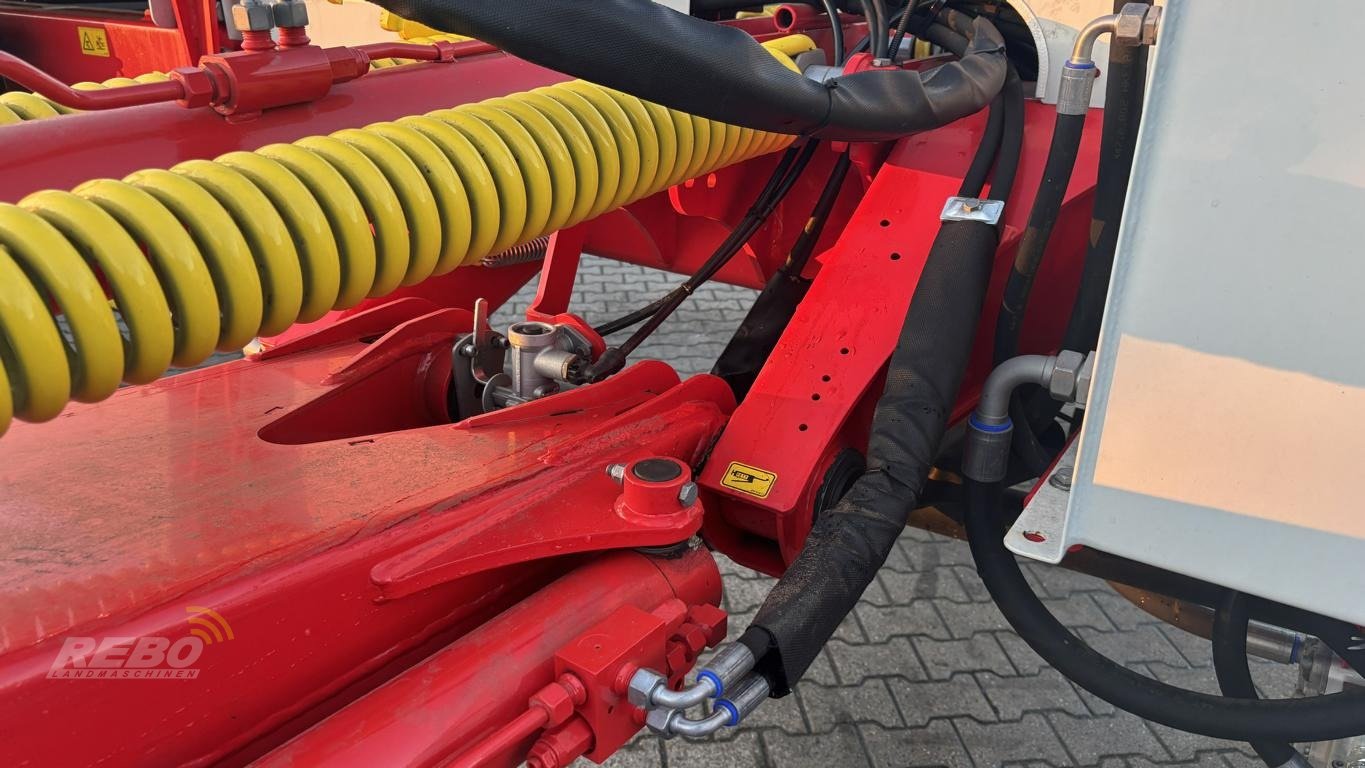 Schwader of the type Pöttinger TOP 1252 C, Neumaschine in Aurich (Picture 23)