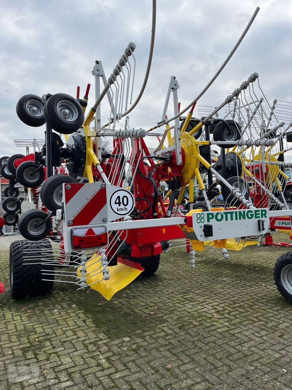 Schwader of the type Pöttinger TOP 1252 C, Neumaschine in Twist - Rühlerfeld (Picture 3)