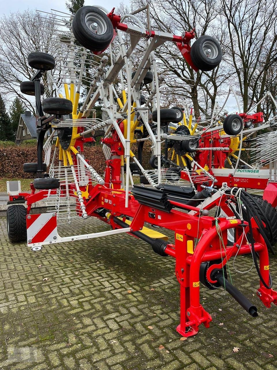 Schwader of the type Pöttinger TOP 1252 C, Neumaschine in Twist - Rühlerfeld (Picture 4)