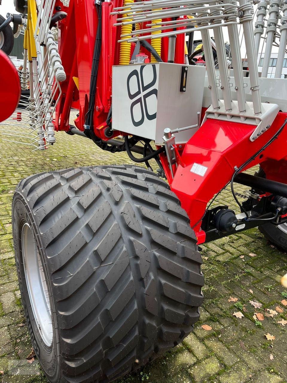 Schwader of the type Pöttinger TOP 1252 C, Neumaschine in Twist - Rühlerfeld (Picture 5)