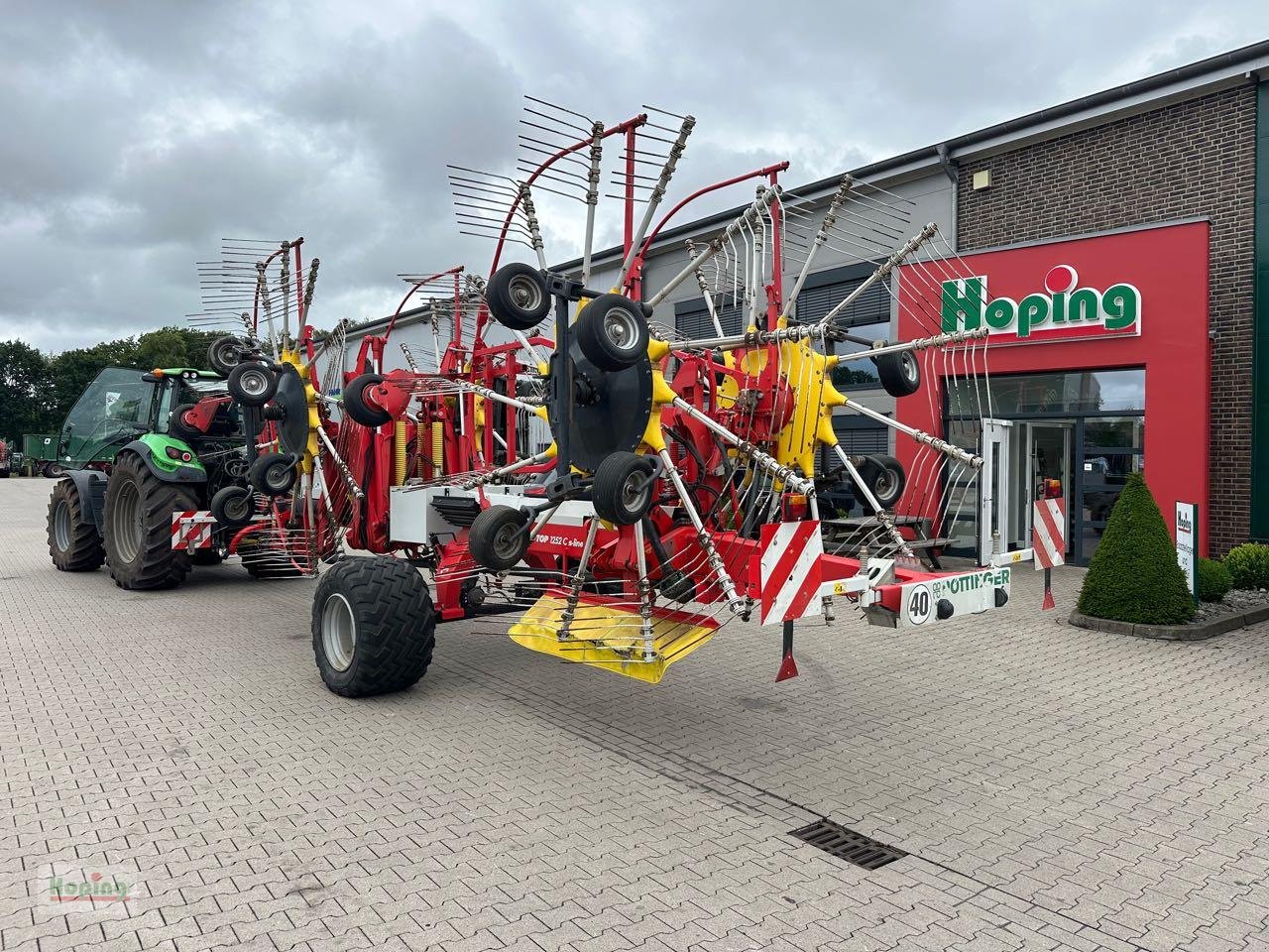 Schwader des Typs Pöttinger TOP 1252 C, Gebrauchtmaschine in Bakum (Bild 1)