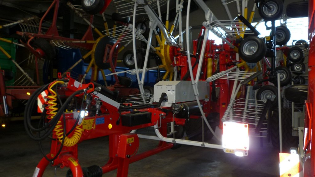 Schwader of the type Pöttinger Top 1252 Multitast, Neumaschine in Donaueschingen (Picture 1)