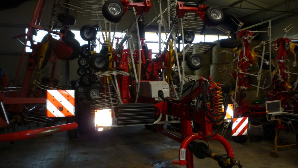 Schwader of the type Pöttinger Top 1252 Multitast, Neumaschine in Donaueschingen (Picture 2)