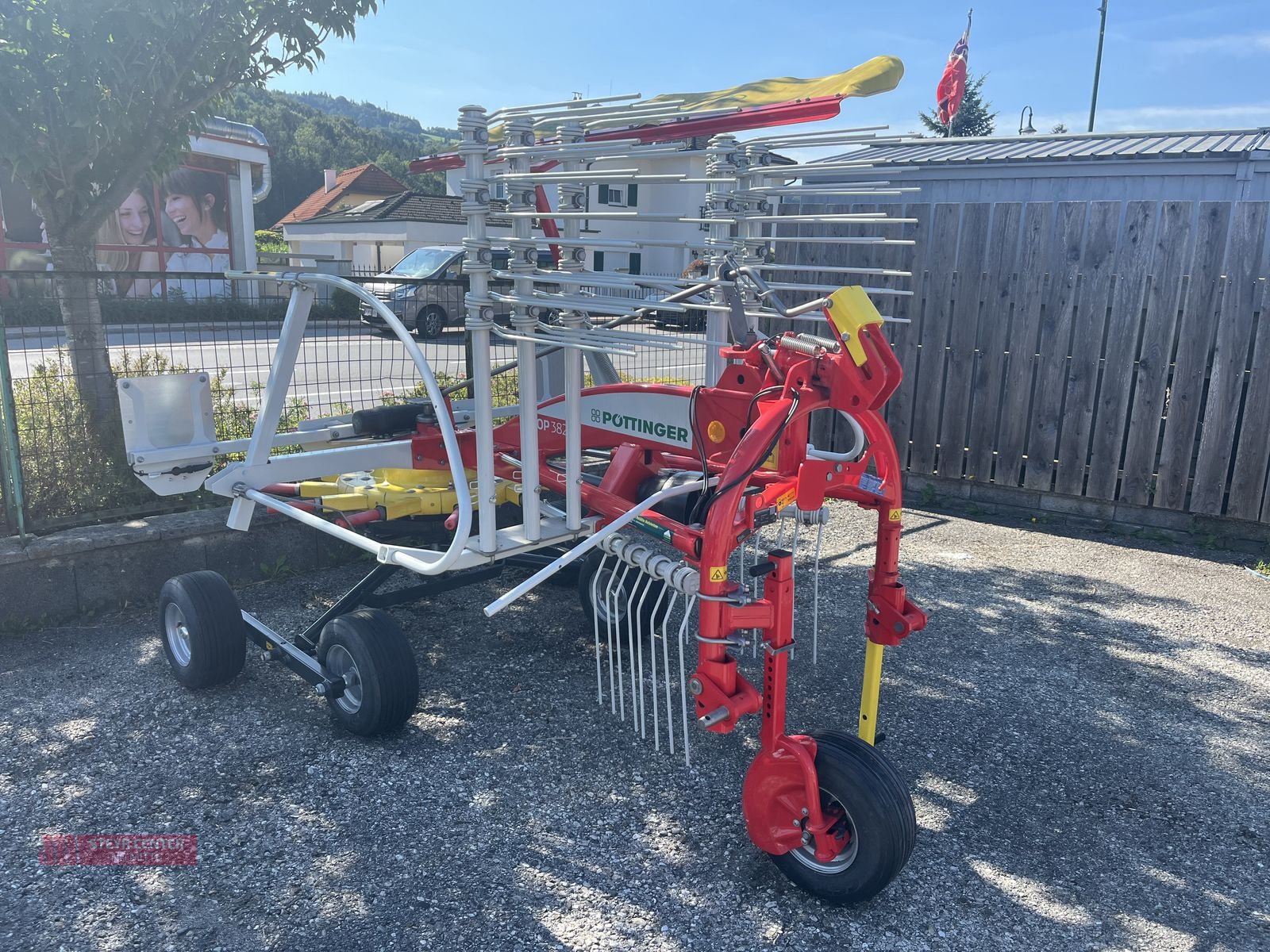 Schwader des Typs Pöttinger TOP 382, Neumaschine in St. Pölten (Bild 2)