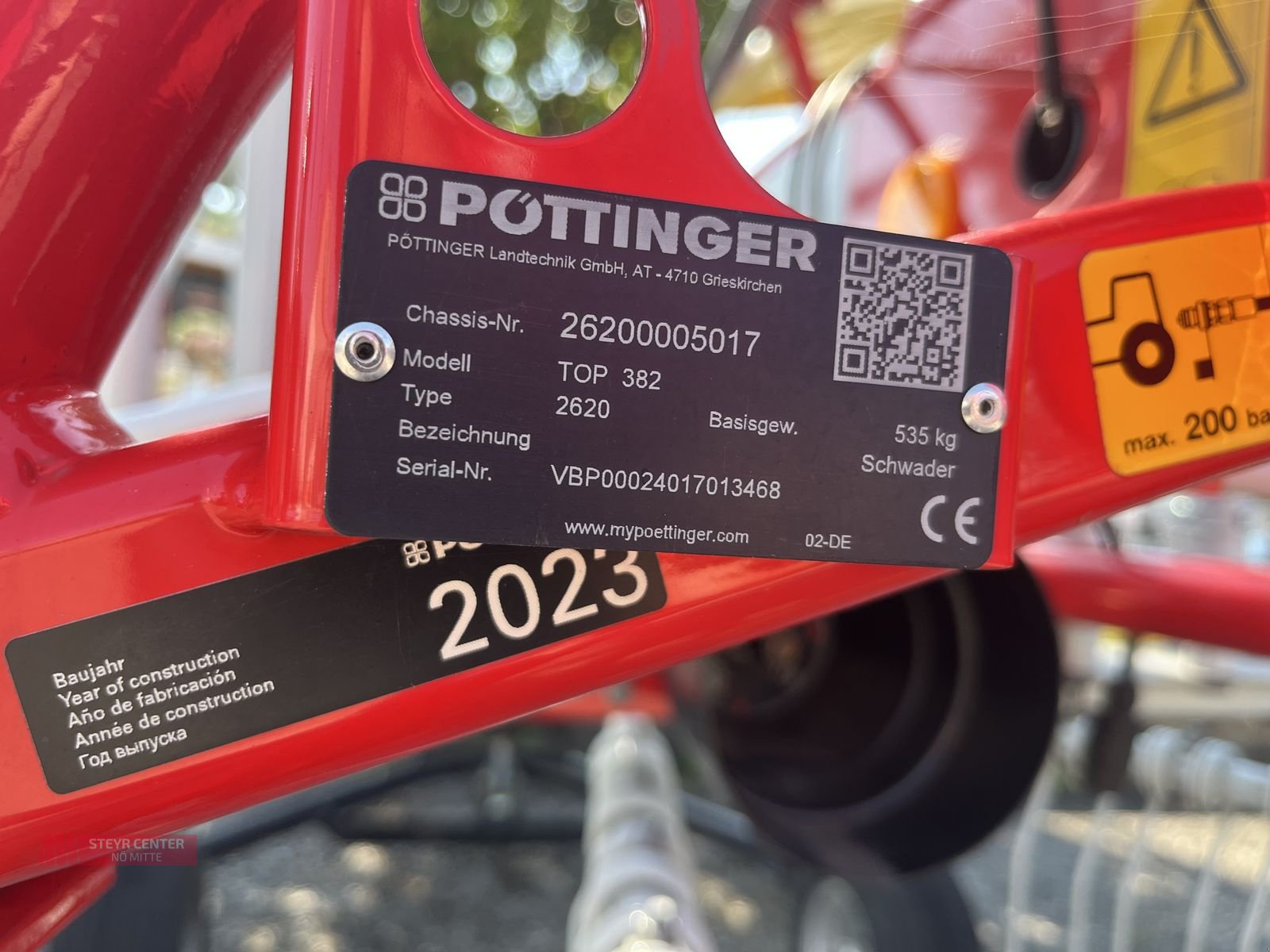 Schwader des Typs Pöttinger TOP 382, Neumaschine in St. Pölten (Bild 4)