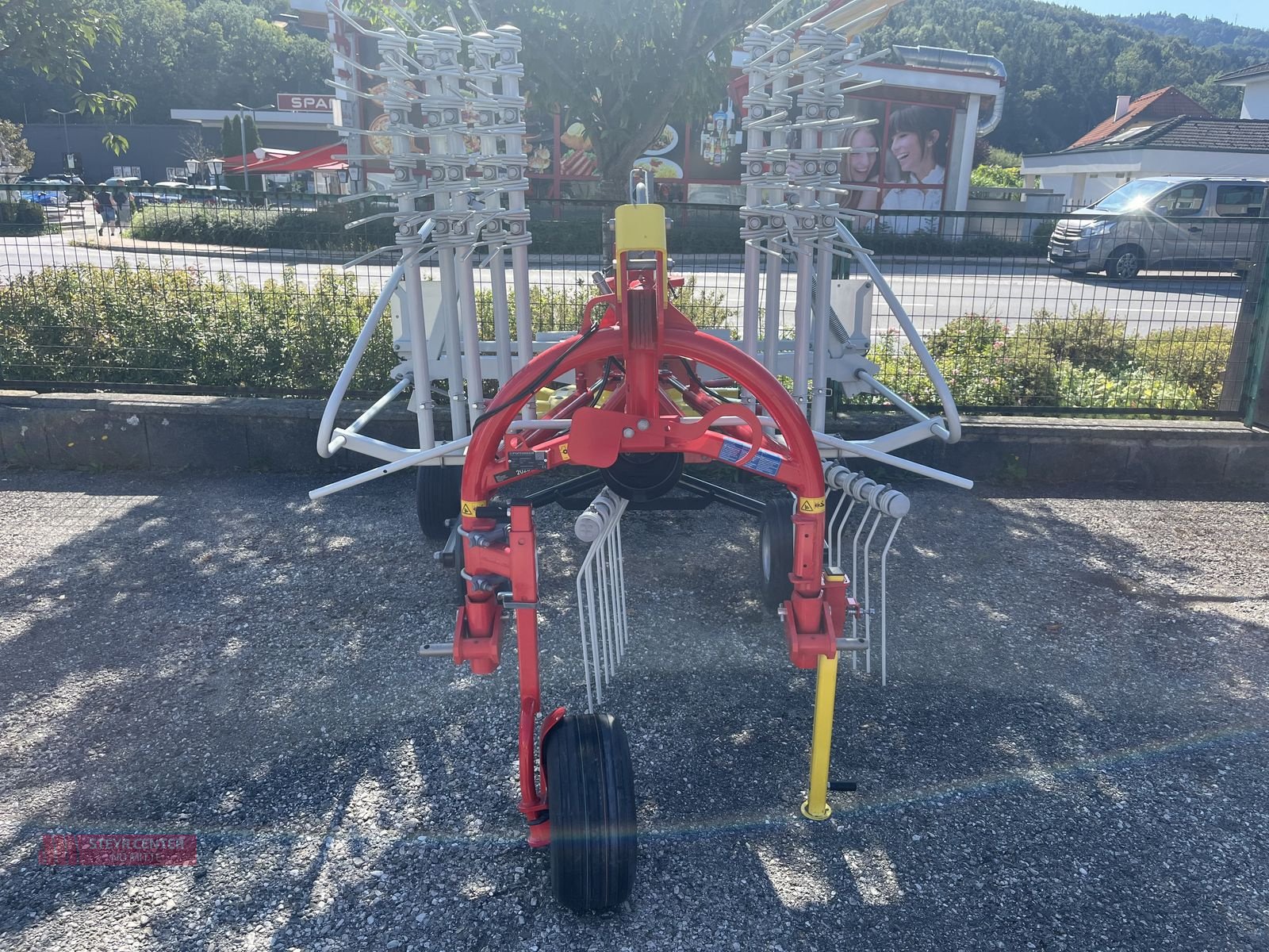 Schwader des Typs Pöttinger TOP 382, Neumaschine in St. Pölten (Bild 3)