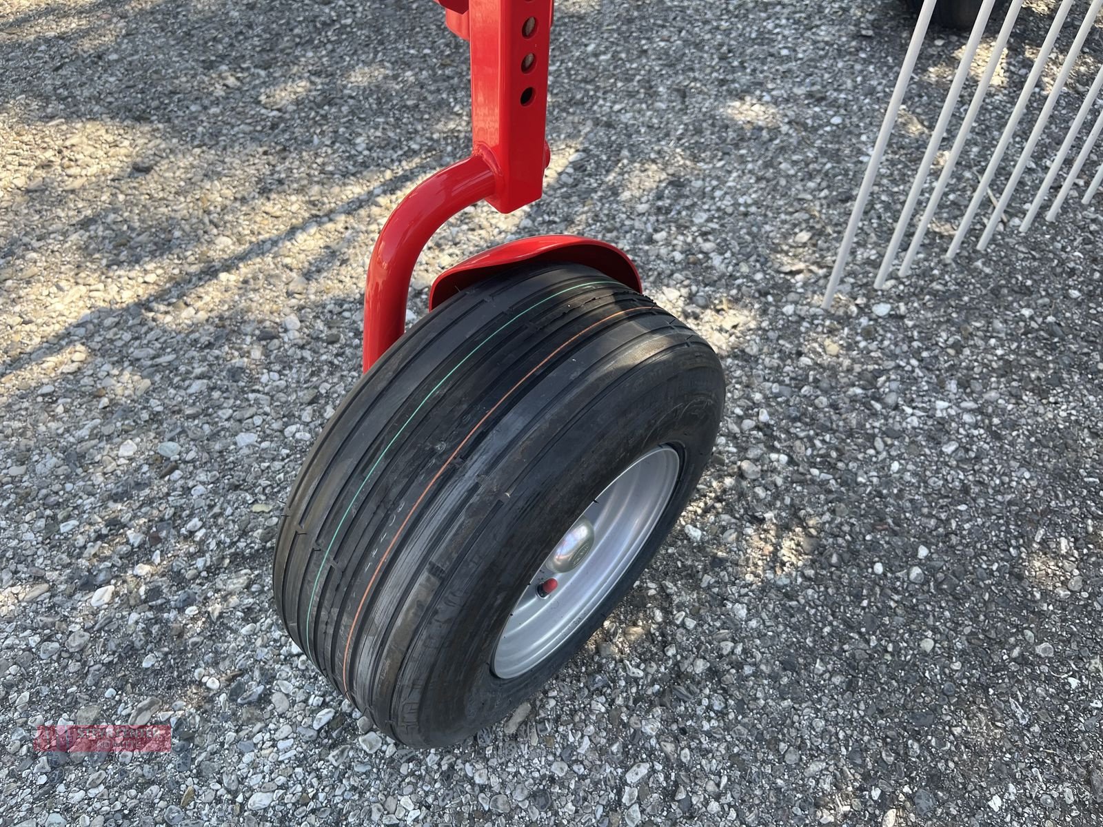 Schwader des Typs Pöttinger TOP 382, Neumaschine in St. Pölten (Bild 5)