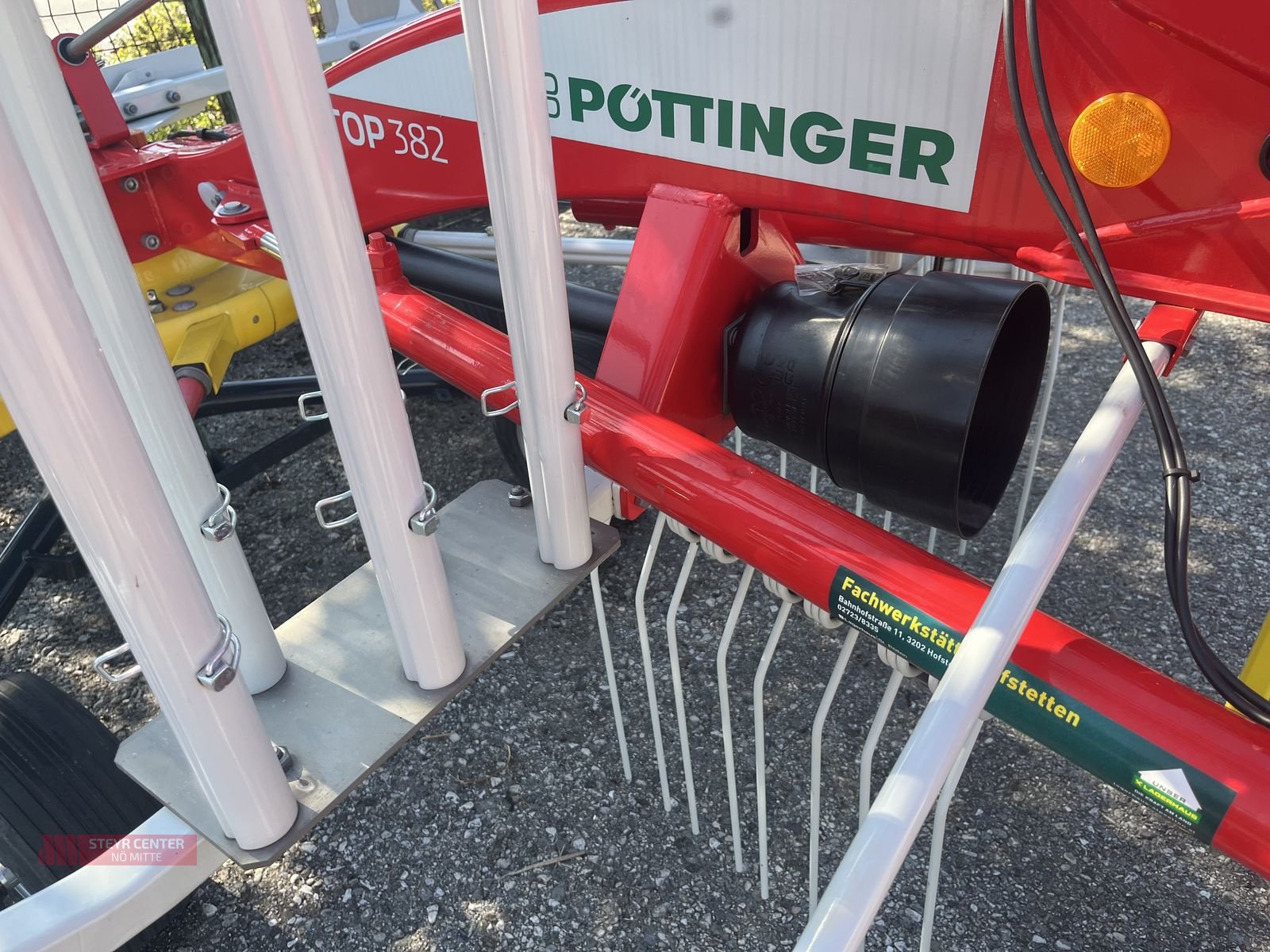 Schwader des Typs Pöttinger TOP 382, Neumaschine in St. Pölten (Bild 9)
