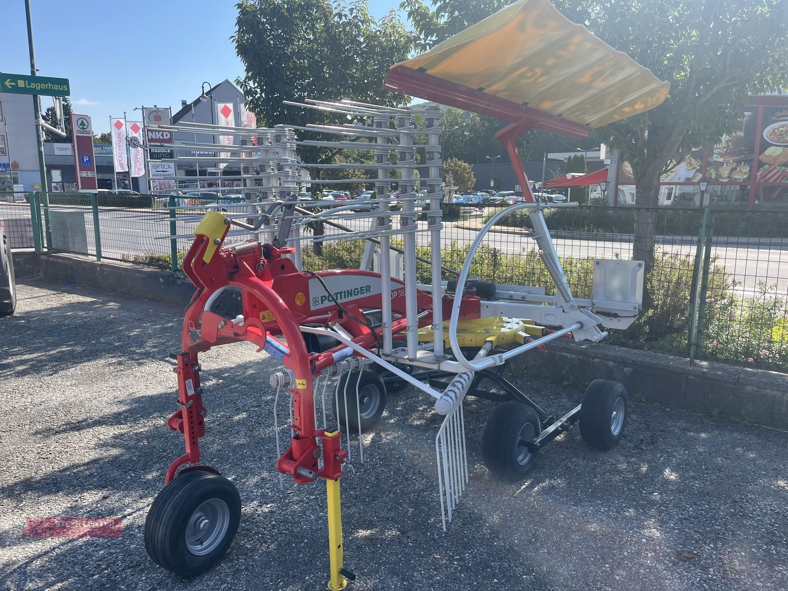 Schwader des Typs Pöttinger TOP 382, Neumaschine in St. Pölten (Bild 1)