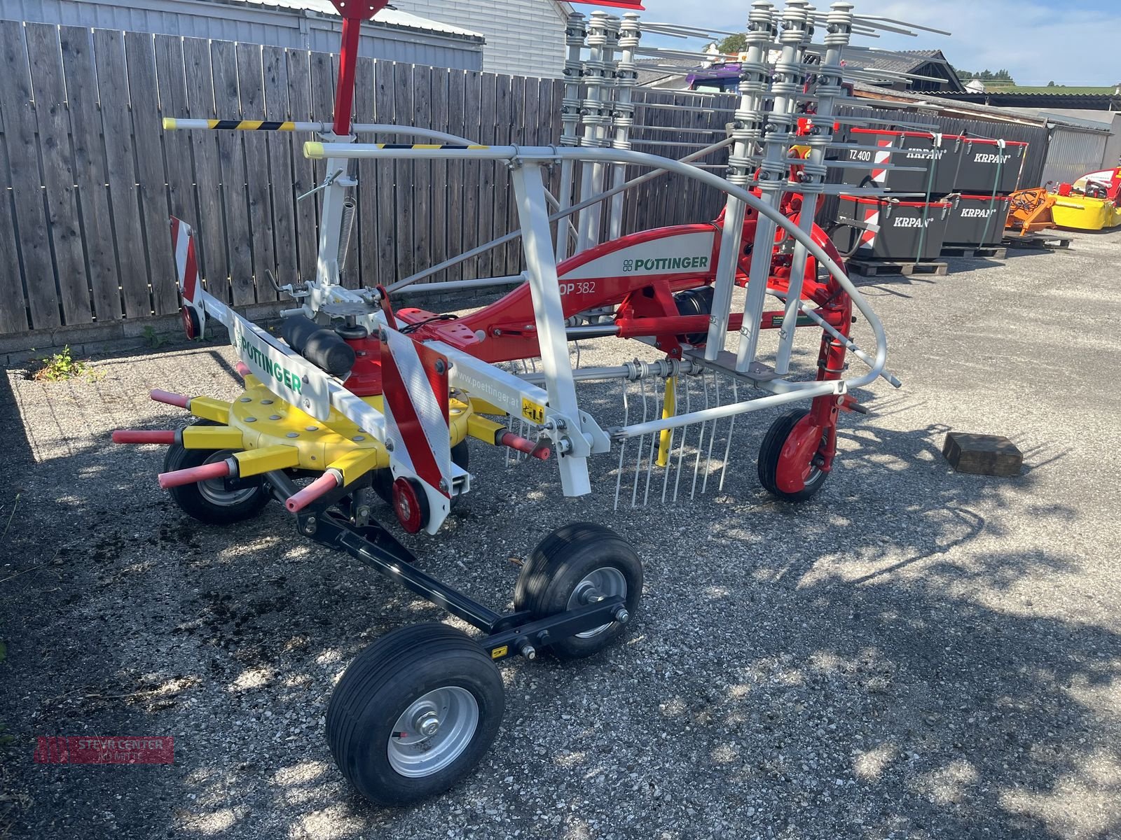Schwader des Typs Pöttinger TOP 382, Neumaschine in St. Pölten (Bild 10)