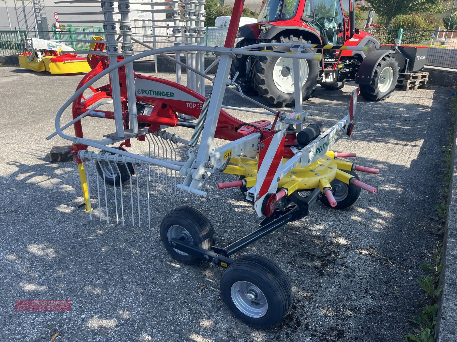 Schwader des Typs Pöttinger TOP 382, Neumaschine in St. Pölten (Bild 8)