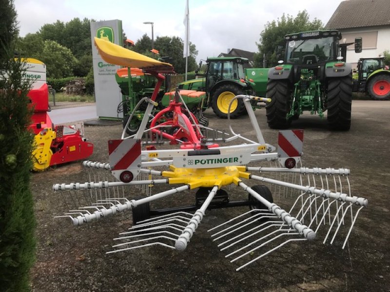 Schwader des Typs Pöttinger Top 382, Neumaschine in Achern (Bild 3)