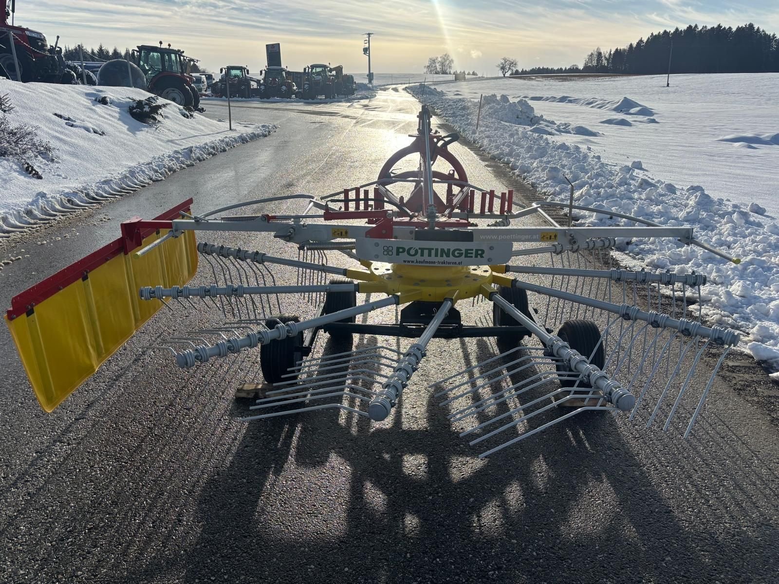 Schwader des Typs Pöttinger Top 382, Neumaschine in NATTERNBACH (Bild 4)