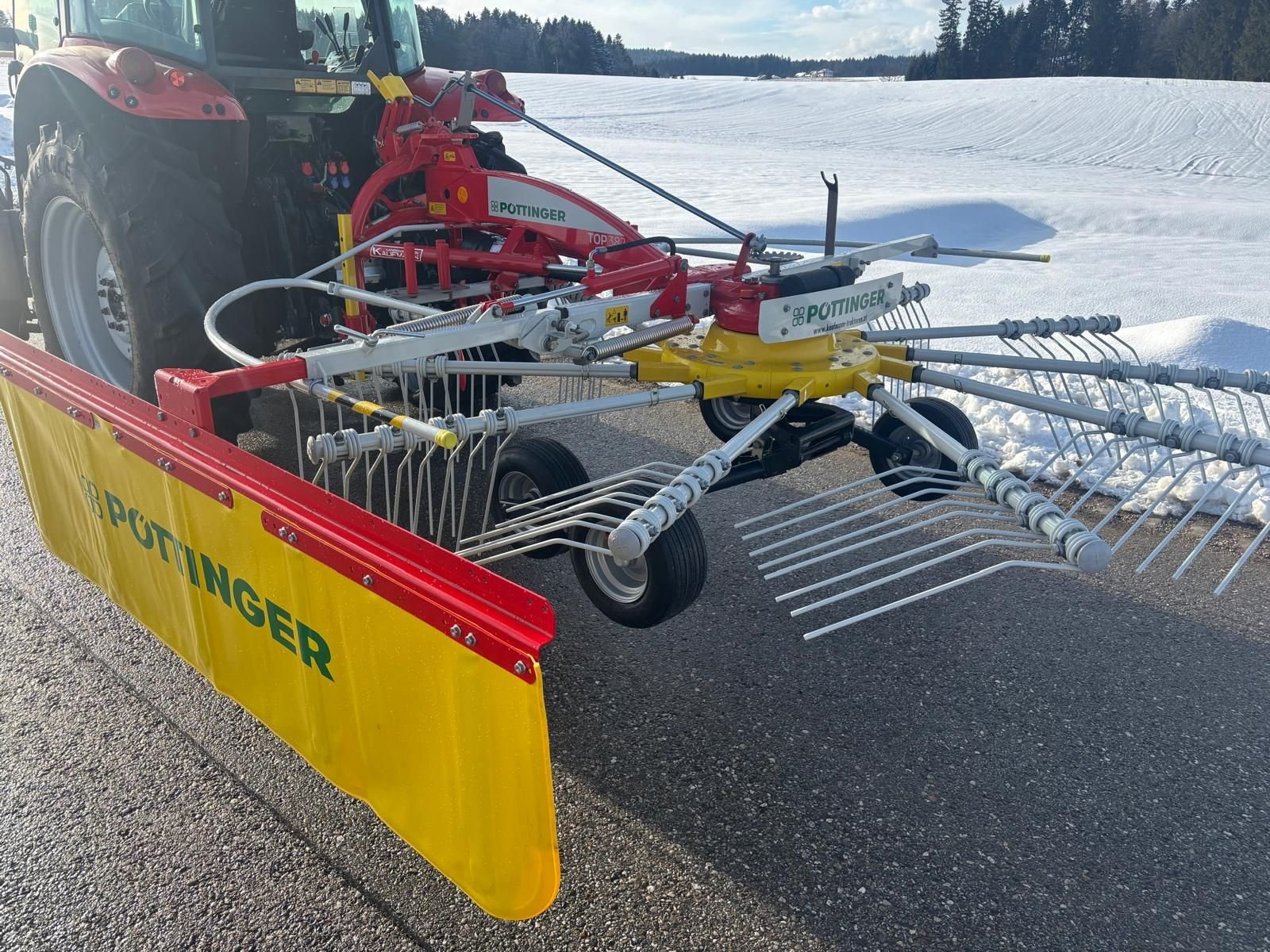 Schwader des Typs Pöttinger Top 382, Neumaschine in NATTERNBACH (Bild 10)