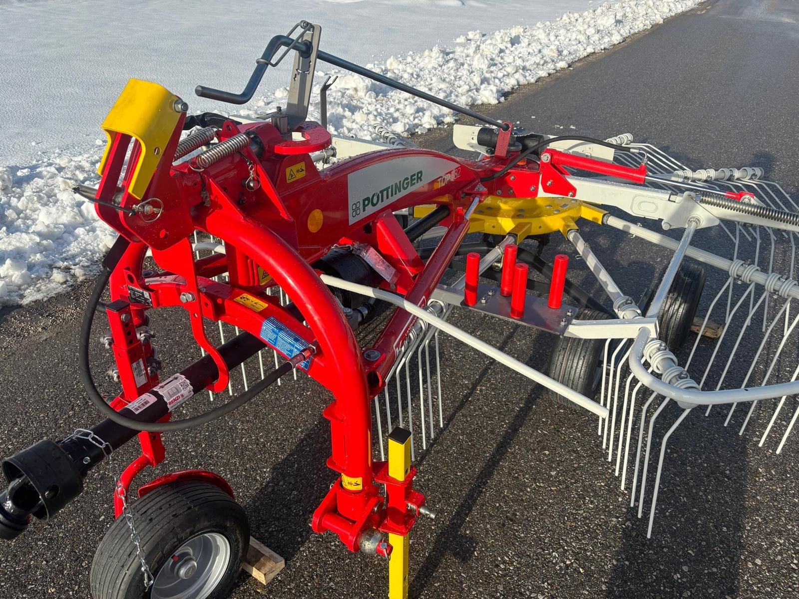 Schwader des Typs Pöttinger Top 382, Neumaschine in NATTERNBACH (Bild 8)