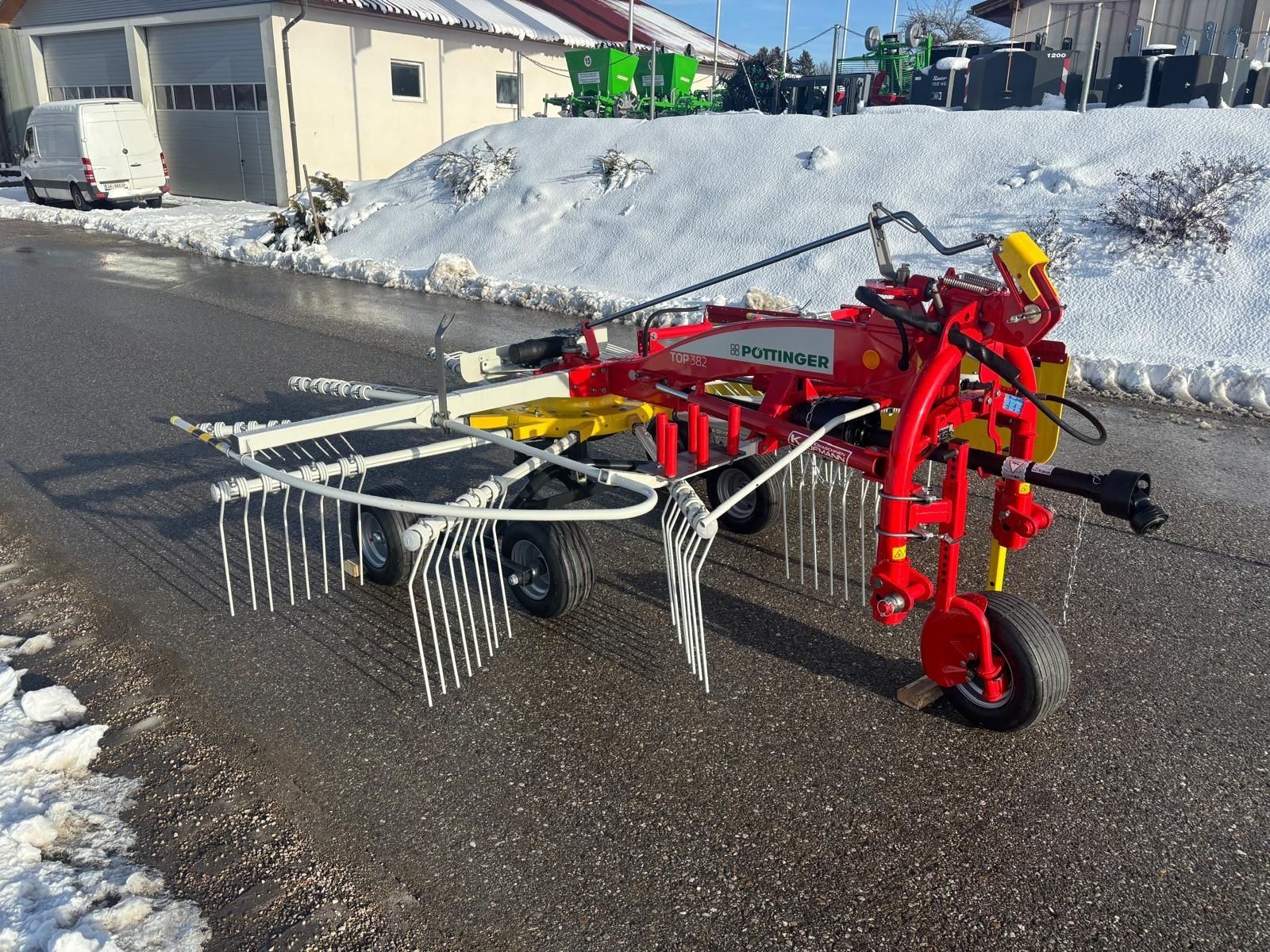 Schwader des Typs Pöttinger Top 382, Neumaschine in NATTERNBACH (Bild 12)
