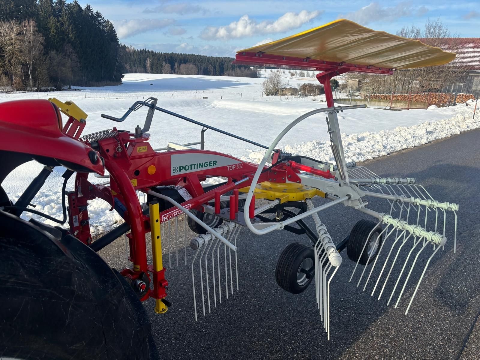 Schwader des Typs Pöttinger Top 382, Neumaschine in NATTERNBACH (Bild 11)