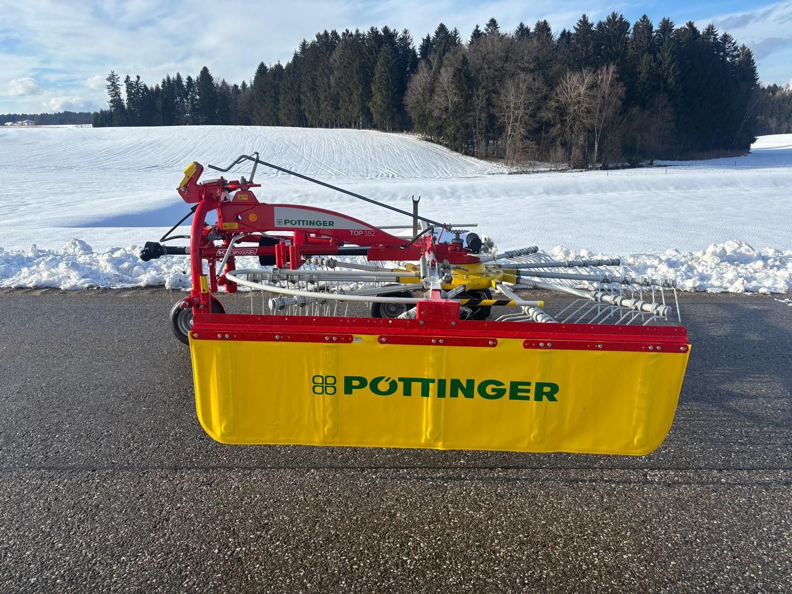 Schwader des Typs Pöttinger Top 382, Neumaschine in NATTERNBACH (Bild 7)