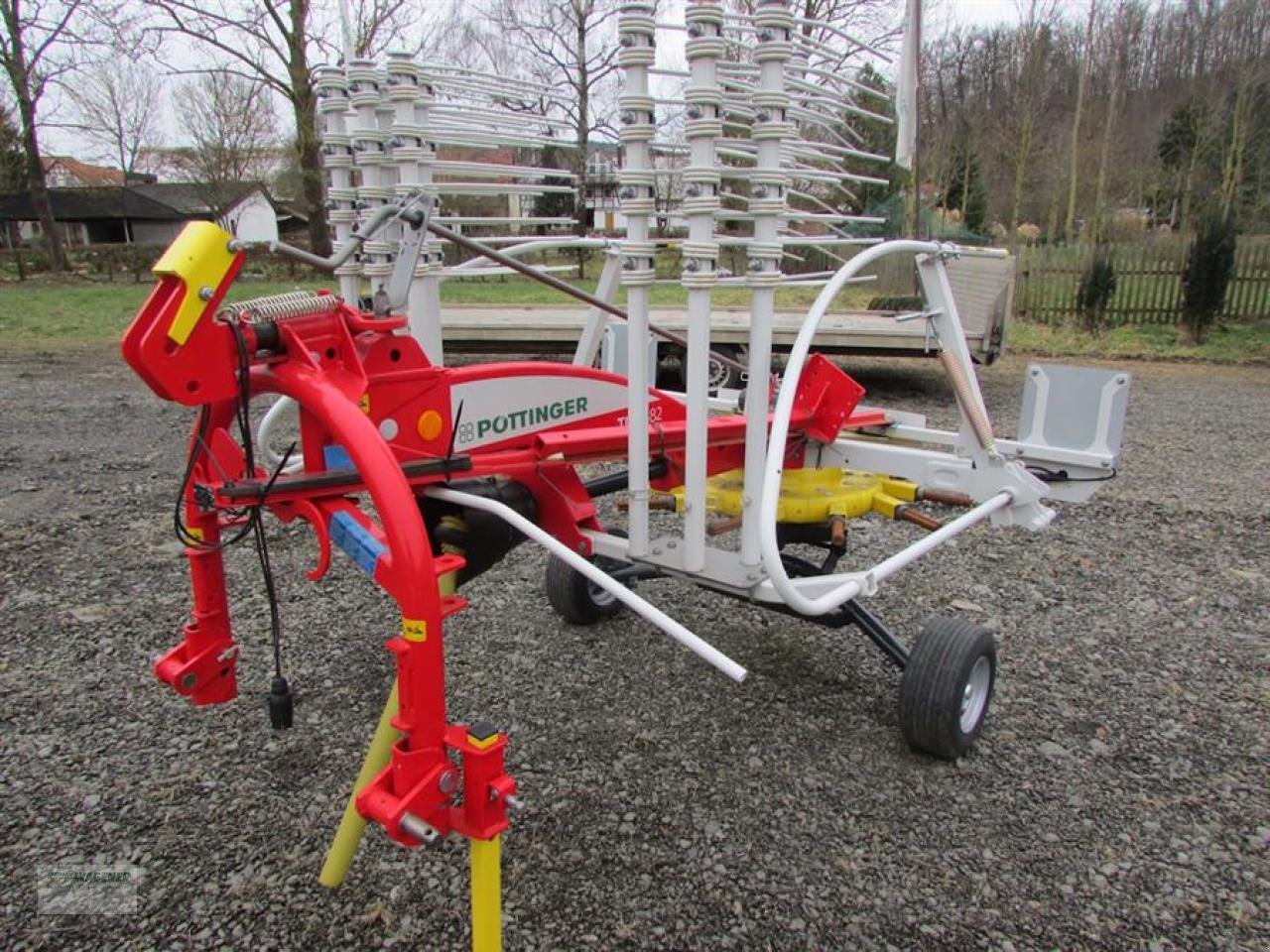 Schwader des Typs Pöttinger Top 382, Neumaschine in Bad Wildungen - Wega (Bild 1)