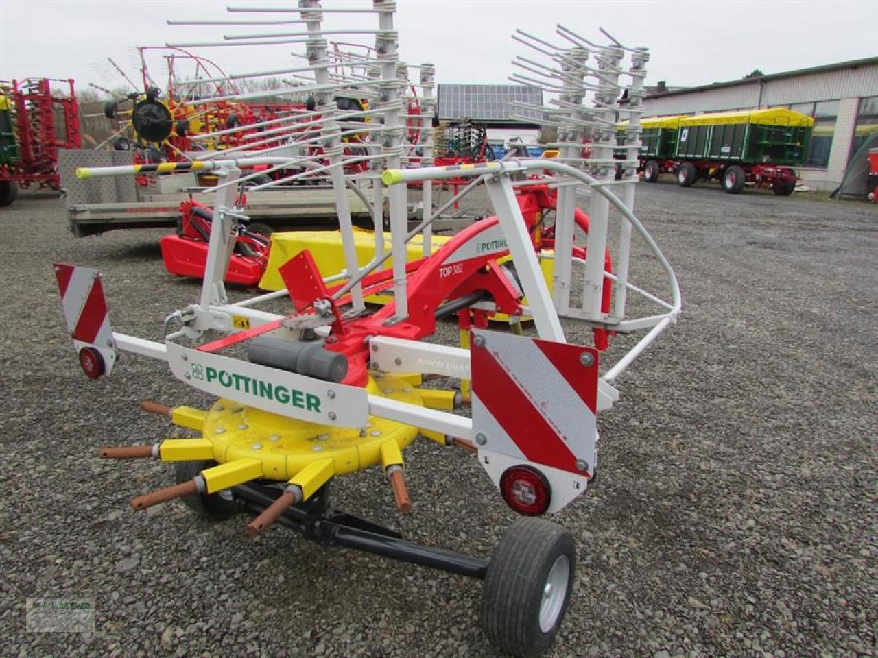 Schwader des Typs Pöttinger Top 382, Neumaschine in Bad Wildungen - Wega (Bild 2)