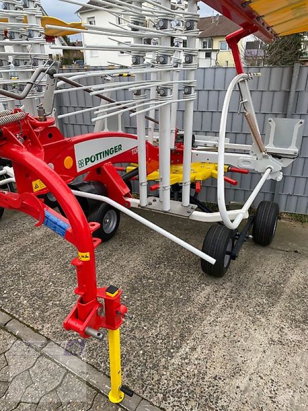 Schwader des Typs Pöttinger Top 382, Neumaschine in Ober-Ramstadt (Bild 2)