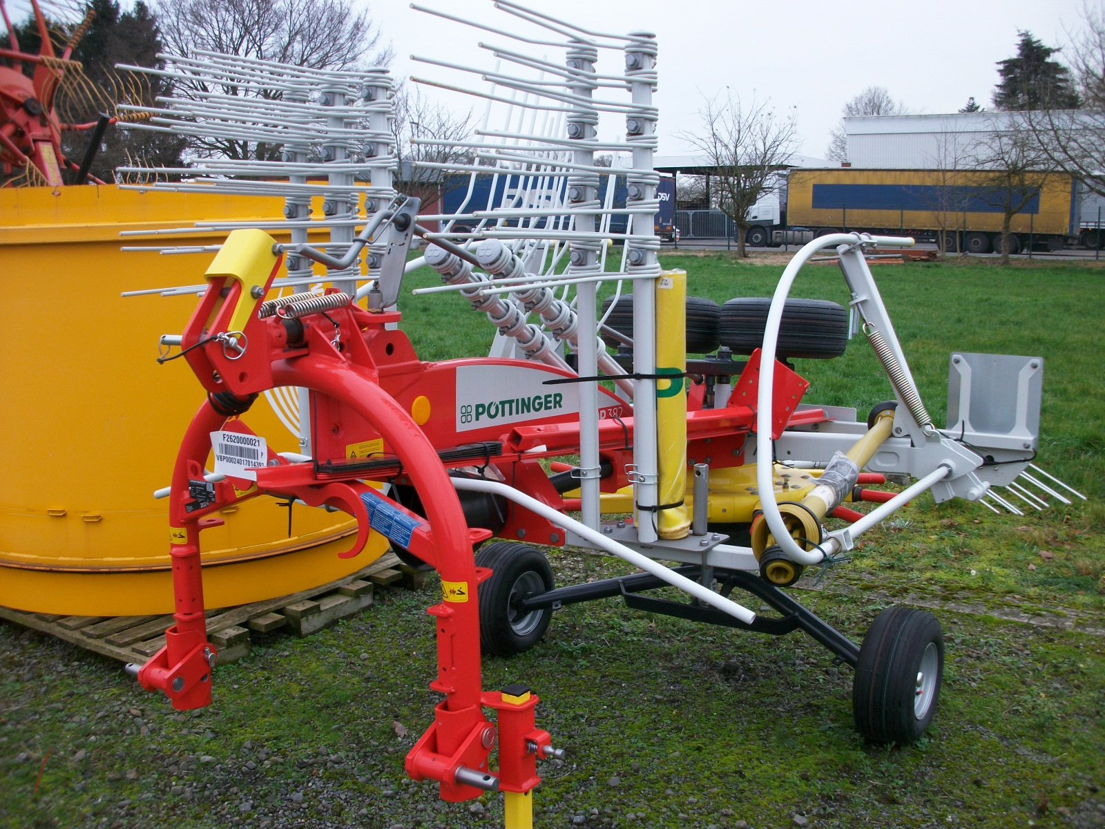 Schwader des Typs Pöttinger TOP 382, Neumaschine in Fürstenau (Bild 2)