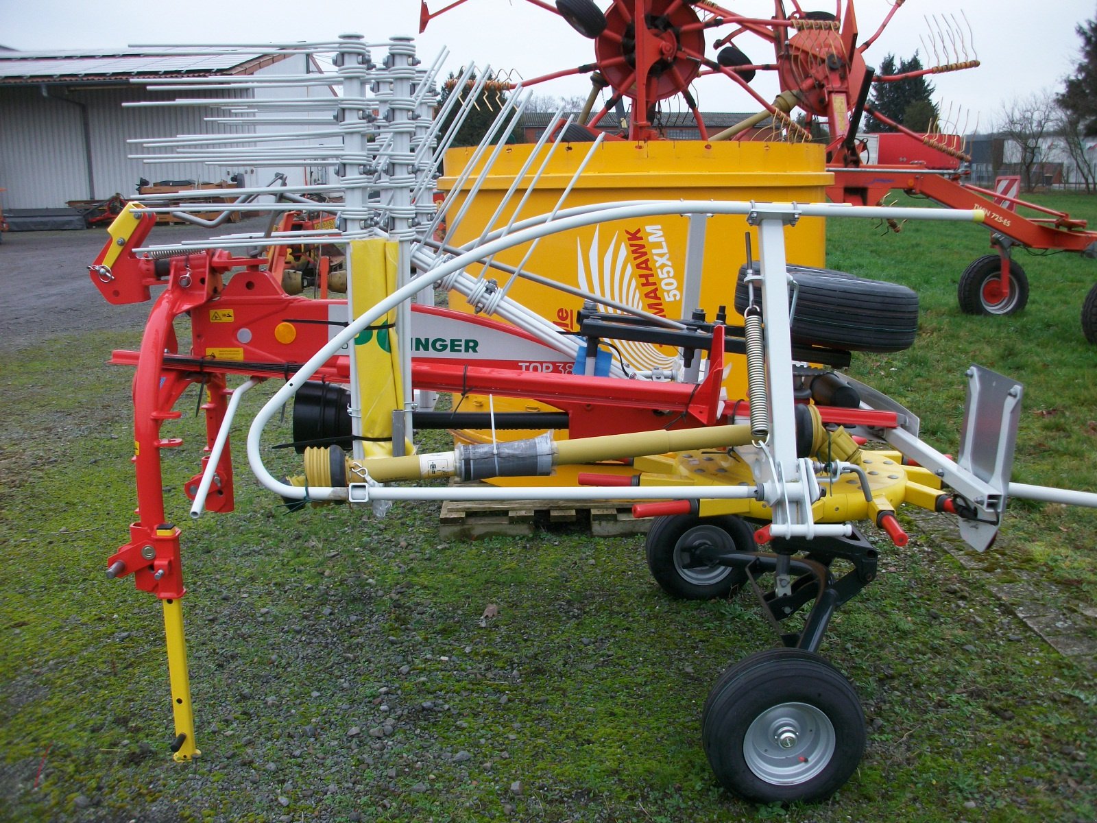 Schwader des Typs Pöttinger TOP 382, Neumaschine in Fürstenau (Bild 3)