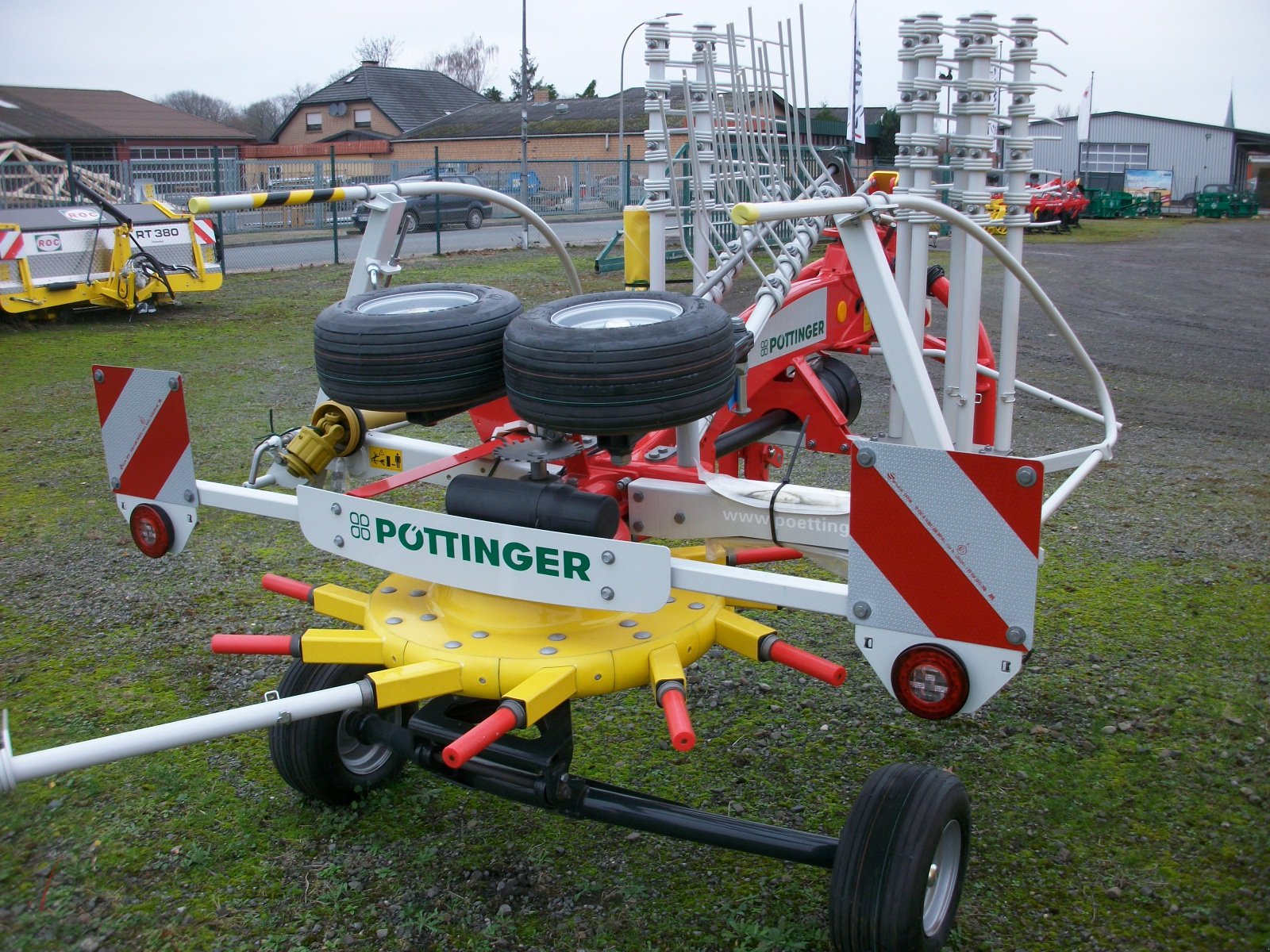 Schwader des Typs Pöttinger TOP 382, Neumaschine in Fürstenau (Bild 5)